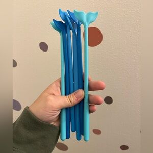 PLASTIC WHALE TAIL DRINK STIRRERS